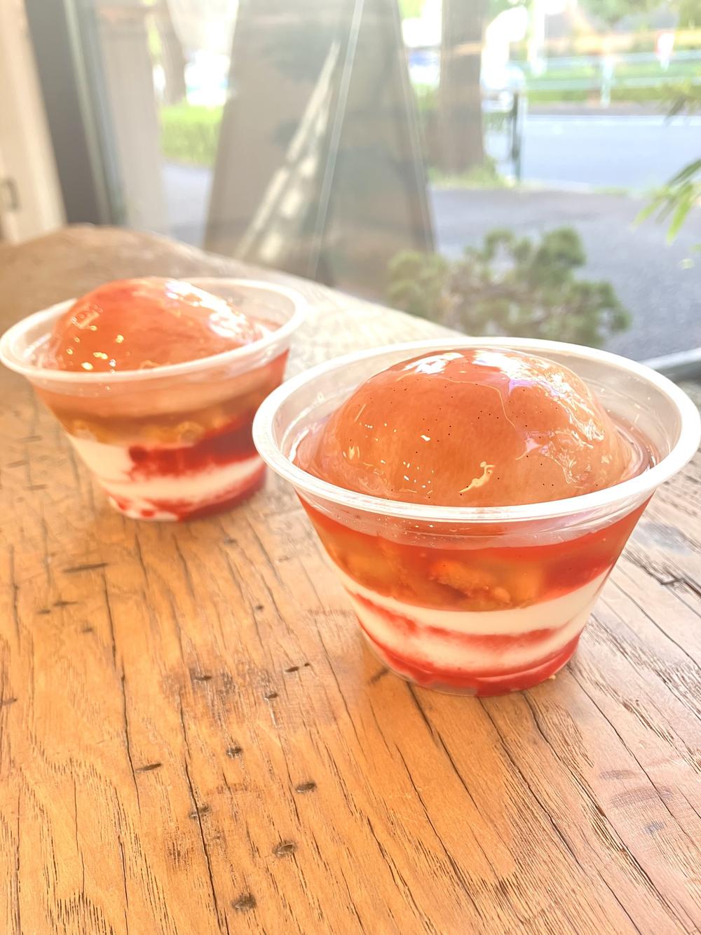 カップに入った桃のデザート