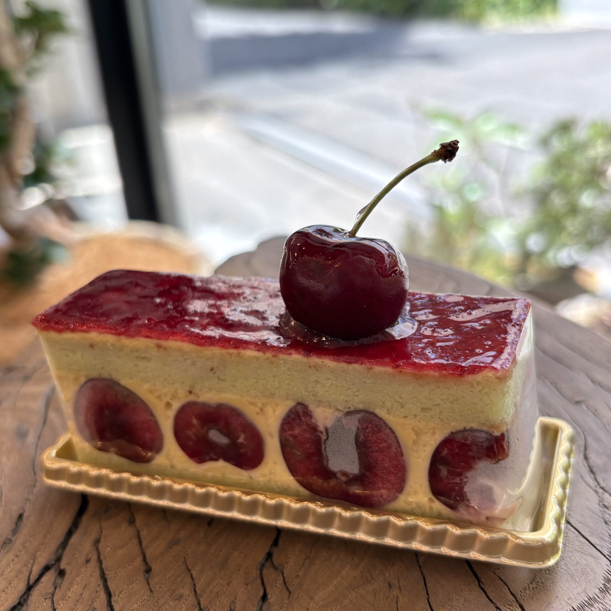 さくらんぼをのせたお菓子