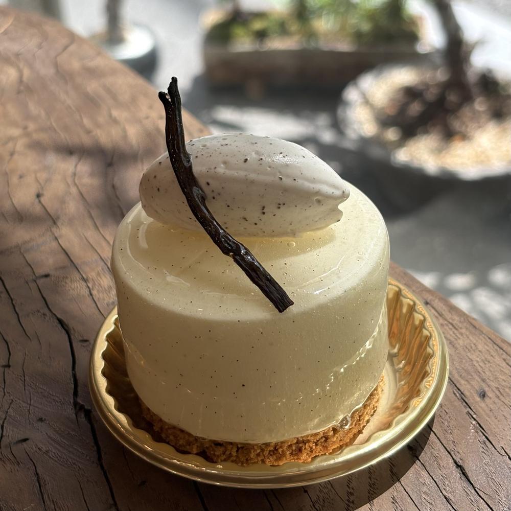 バニラビーンズをのせた白いケーキ