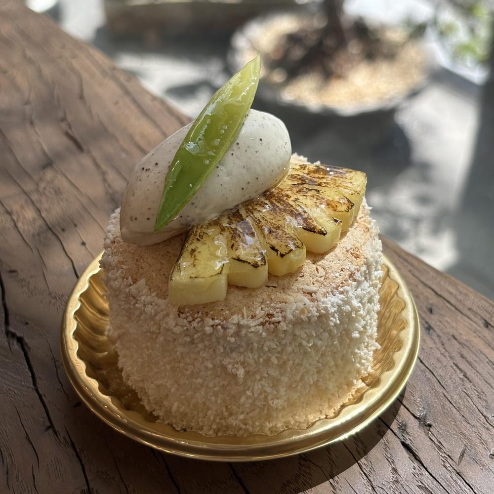 パイナップルとライムをのせたケーキ