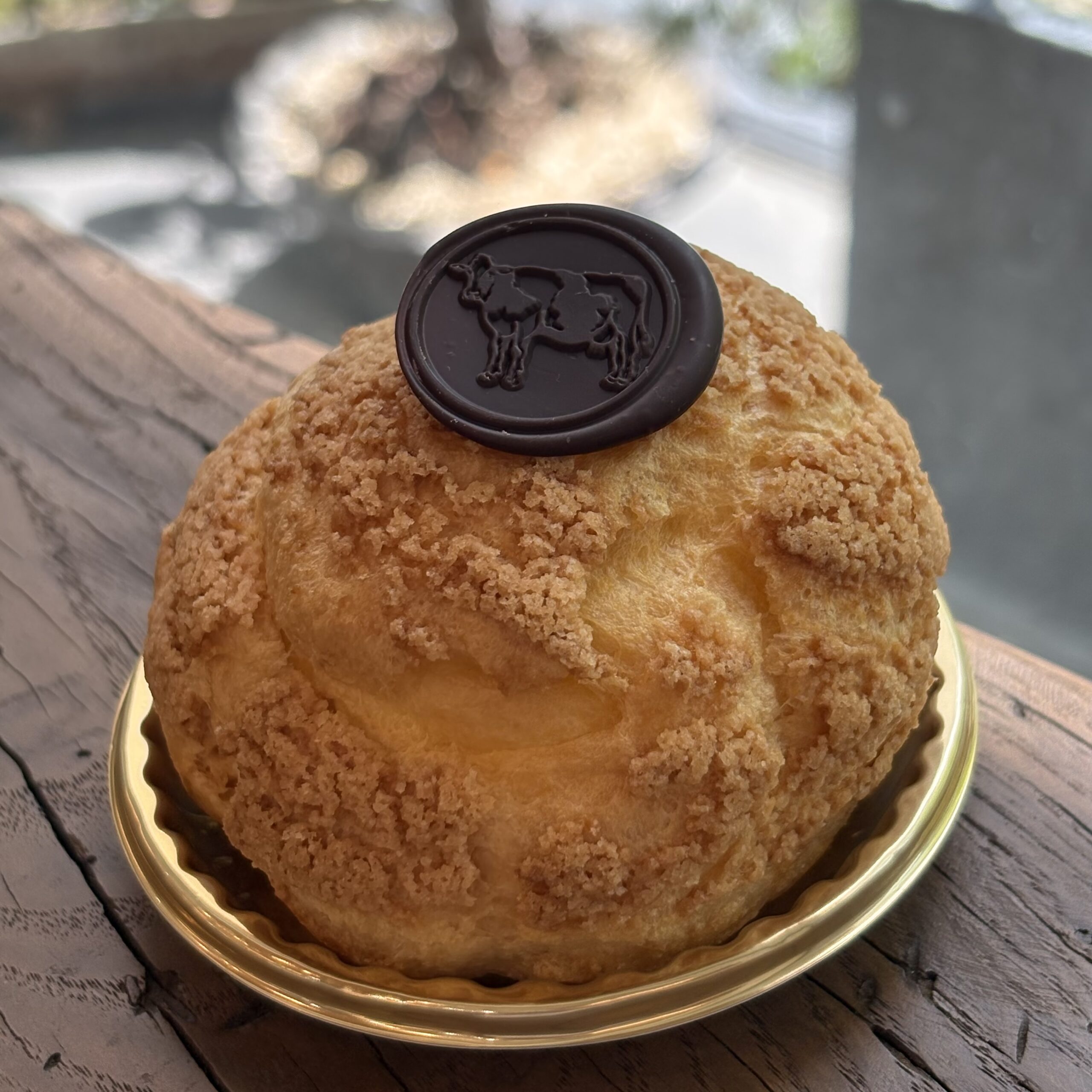 牛の印のチョコレートをのせたシュークリーム