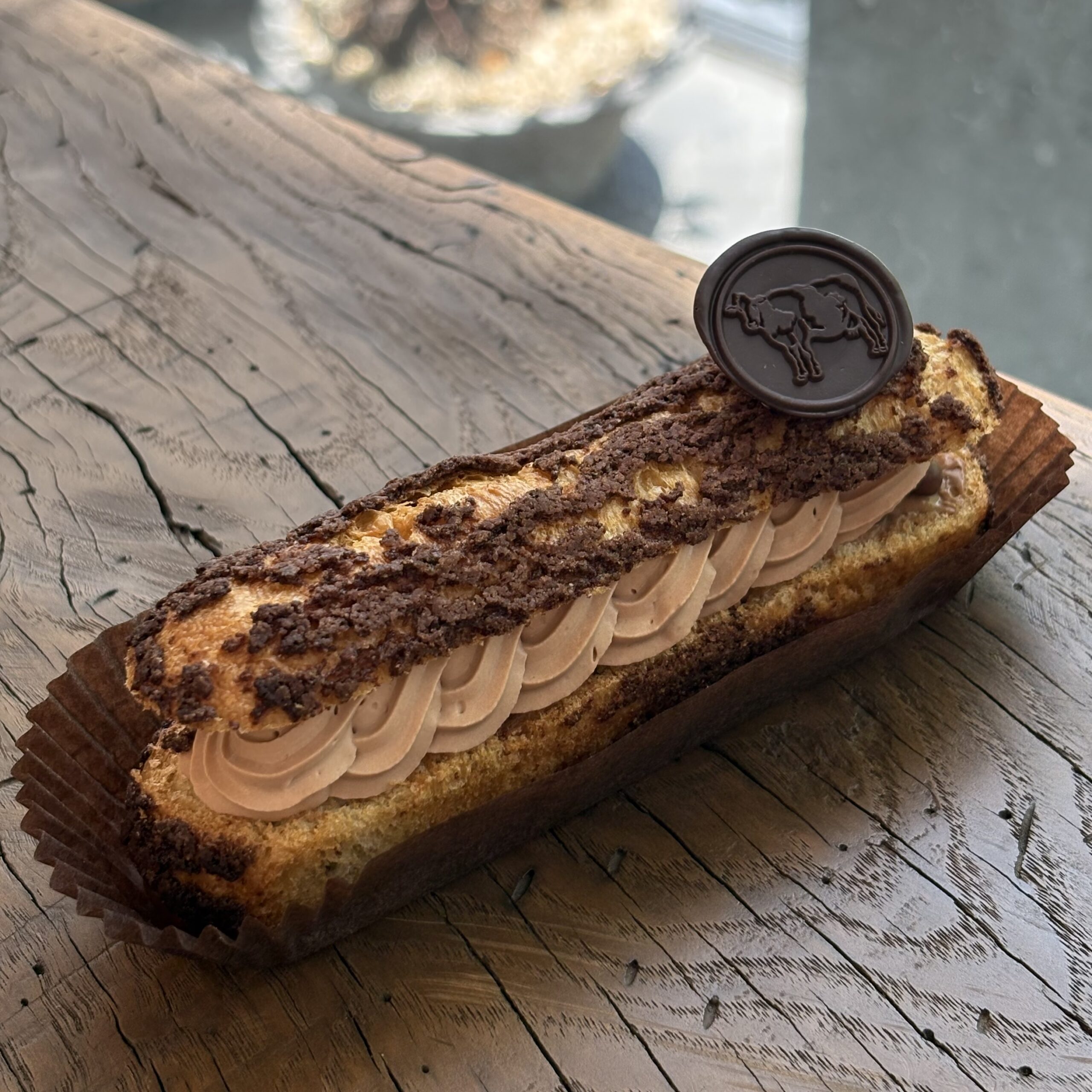 牛の印のチョコレートをのせたエクレア