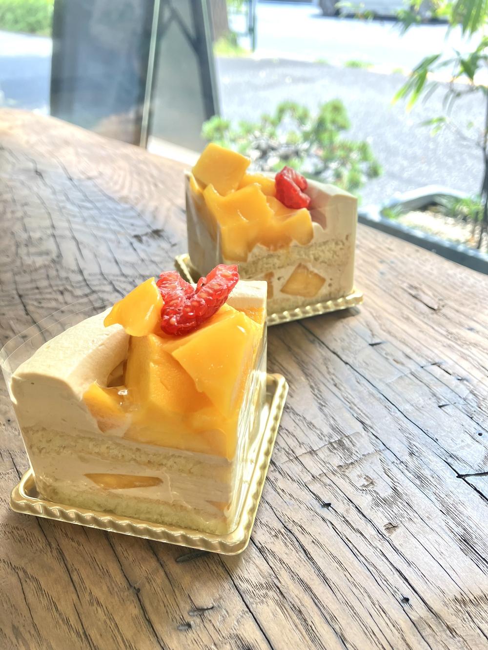 マンゴーをのせた2つのケーキ