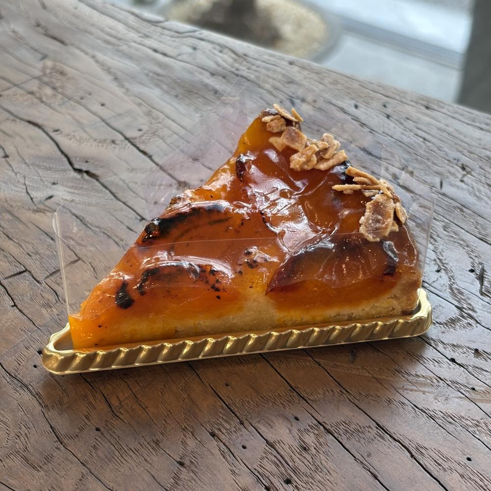あめ色に焼いたタルトの一切れ