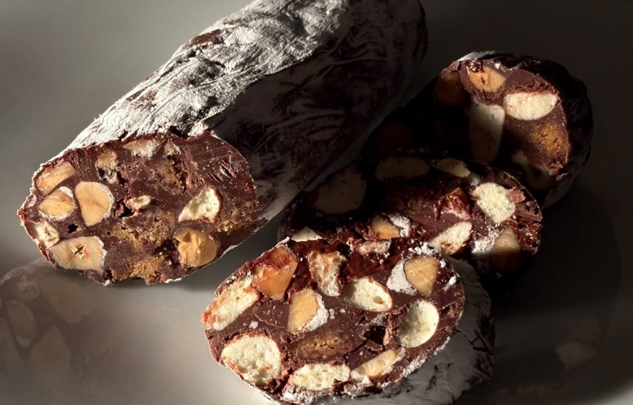 ナッツを練り込んだチョコレートサラミの断面