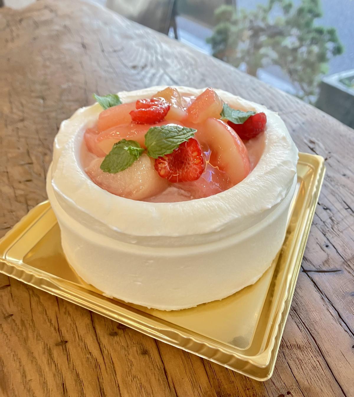 果物をのせたホールケーキ